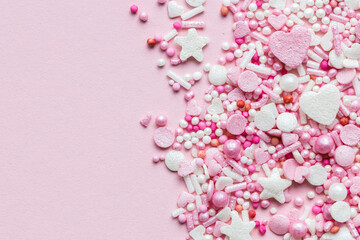 rosafarbene Zuckerstreusel mit rosa Hintergrund