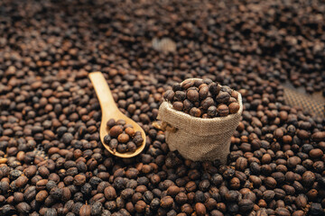 Obraz premium Coffee beans are dried in the greenhouse.