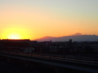 東京から眺める夕焼けの富士山