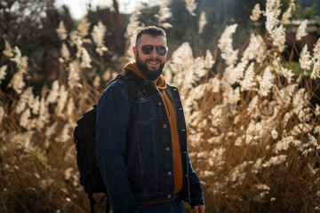 Chico alto con barba de senderismo por paraje natural en andalucia