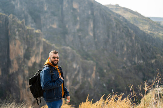 Chico alto con barba de senderismo por paraje natural en andalucia