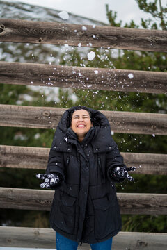 Chica joven guapa en la nieve posando feliz ante la c&aacute;mara y poniendo caras graciosas