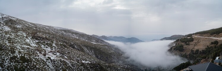 Paisaje de montañas con nieve y cielo azul en la sierra de andalucia
