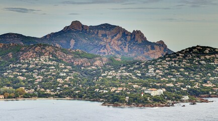 survol de cap Esterel de l'île d'Or et du cap Dramont, côte d'Azur, french riviera