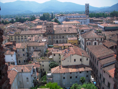 Vue a&eacute;rienne d'un petit village typique italien. Atmosph&egrave;re d'une ville m&eacute;diterran&eacute;enne, douceur o&ugrave; il fait bon vivre. Architecture aux couleurs chaudes. Vacances ou week end. Changer de vie.