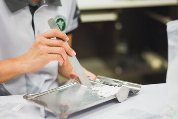 Obraz premium Pharmacists are counting pills at the pharmacy