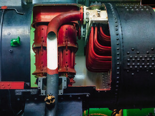 Piezas de hierro de una locomotora de ferrocarril a vapor antigua