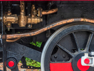 Obraz na płótnie Canvas Piezas de hierro de una locomotora de ferrocarril a vapor antigua