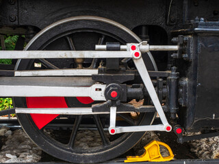 Fototapeta premium Piezas de hierro de una locomotora de ferrocarril a vapor antigua