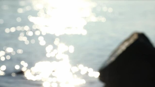 Wasser glitzert im Gegenlicht