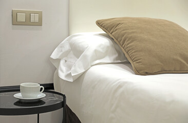 Fototapeta na wymiar cama blanca con mesilla y taza de café hotel 4M0A0220-as22