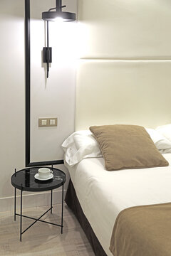 cama blanca con mesilla y taza de caf&eacute; hotel 4M0A0210-as22