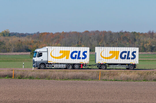 Deutschland , Halle , 28.10.2021 , Ein LKW mit Anh&auml;nger von General Logistics Systems Germany