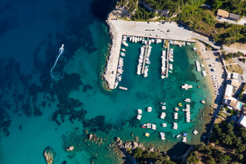 Luftaufnahme des Yachthafens von Korfu im türkisfarbenen Meer. Draufsicht von der Drohne