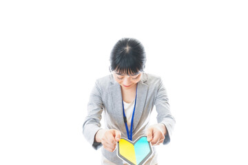 初心者マークを持つ若いビジネスパーソン
