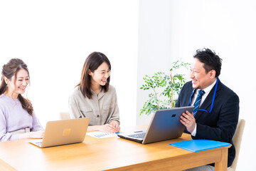 オフィスでミーティングをするビジネスパーソン