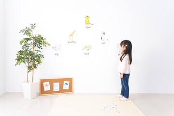 Fototapeta premium 教室で楽しく英語を勉強する子ども