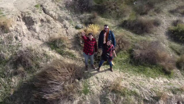 Tomas de drone en 4k de grupo de amigos realizando senderismo por la sierra