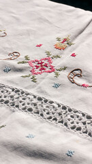 Bordado floral de colores en mantel blanco