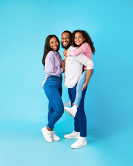 Obraz premium African American dad giving piggyback ride to his daughter