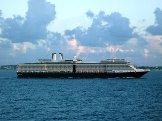 Holland America Kreuzfahrtschiff auf See - HAL cruiseship cruise ship liner at sea	