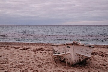 Fototapeta na wymiar Sentirsi come una vecchia barca sulla spiaggia...