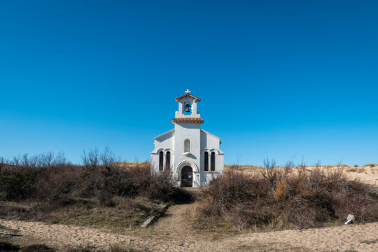 Capela de Santa Teresa em Labenne no Pa&iacute;s Basco entre as dunas e algum monte em Fran&ccedil;a