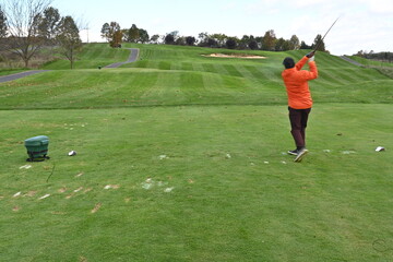 Fototapeta premium Black golfer teeing off