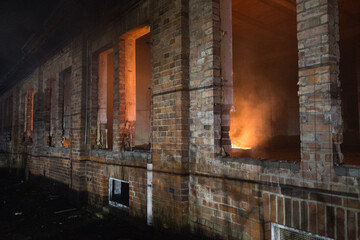 Fototapeta na wymiar Gebäudebrand in einem leerstehenden Haus