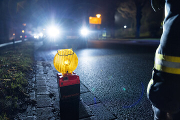 Feuerwehreinsatz mit Straßensperrung in der Nacht