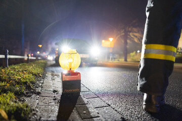 Feuerwehreinsatz mit Straßensperrung in der Nacht