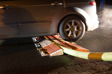 Feuerwehrschlauch überquert Straße