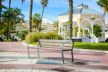 Bank und Pavillon an der Promenade an der Costa del sol