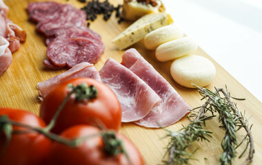 Tabla rustica de embutidos ibericos y quesos