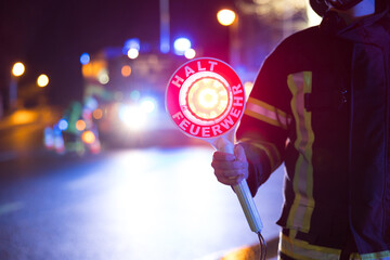 Feuerwehrmann regelt den Verkehr - obrazy, fototapety, plakaty