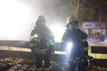 Zwei Frauen der Feuerwehr am Einsatzort