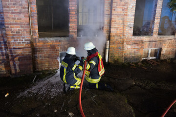 Feuerwehr bekämpft Kellerbrand