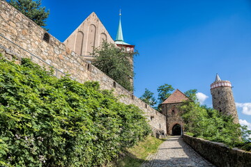 bautzen, deutschland - stadtmauer mit michaeliskirche und alter wasserkunst
