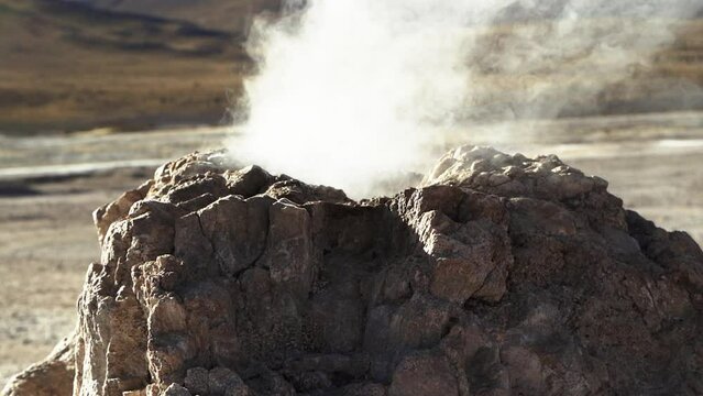 Peque&ntilde;o Volc&aacute;n en erupci&oacute;n en los Geisers del Tatio, Atacama al norte de Chile