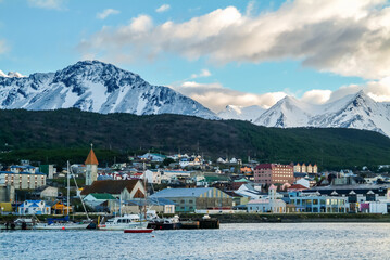 Amerique Sud Argentine Terre de feu Ushuaia Baie Andes montagnes lever soleil lumiere  jour bateau San Christopher port..Patagonie