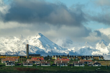 Amerique Sud Argentine Terre de feu Ushuaia Baie Andes montagnes lever soleil lumiere  jour bateau...