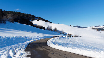 Verschneite Landschaften im Schwarzwald. Bergstra&szlig;e zwischen Tannenbodenh&uuml;tte zum Hornlift-Fr&ouml;hnd im Ortsteil Hof 