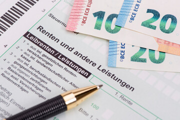 Steuerformular an Finanzamt über Rente und Altersvorsorge
