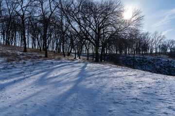 Obraz premium Sun over snow covered hills