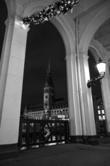 Black and whote photography of the Hamburg City Hall, shot through an arch