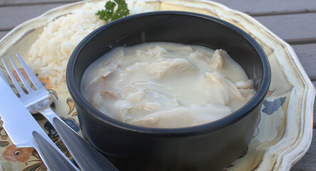 blanquette de viande à la béchamel et son riz dans assiette