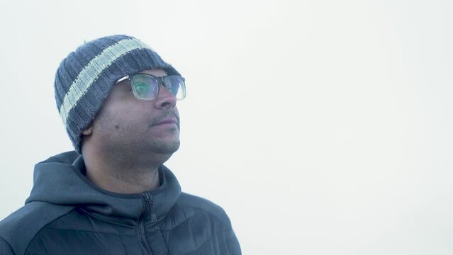 Hombre con gorro entre niebla de Geiser del Tatio en erupci&oacute;n