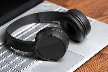 Obraz na płótnie Canvas Black wireless headphone on computer keyboard