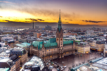 Panoramaaufnahme von Hamburg, mit dem Hamburger Rathaus in der Abendd&auml;mmerung von oben