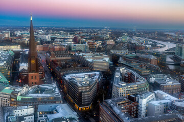 Obraz premium Panoramaaufnahme von Hamburg, mit der Hamburger City in der Abenddämmerung von oben